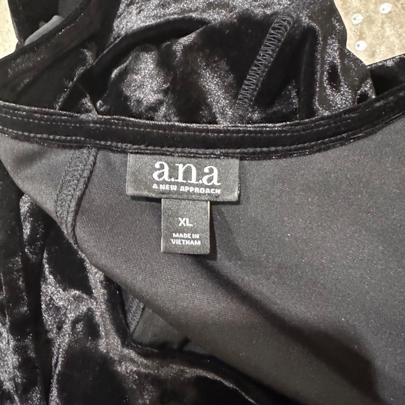 a.n.a. Women's Black Crushed Velvet Stretch Cold Shoulder Top Size XL - Picture 4 of 5